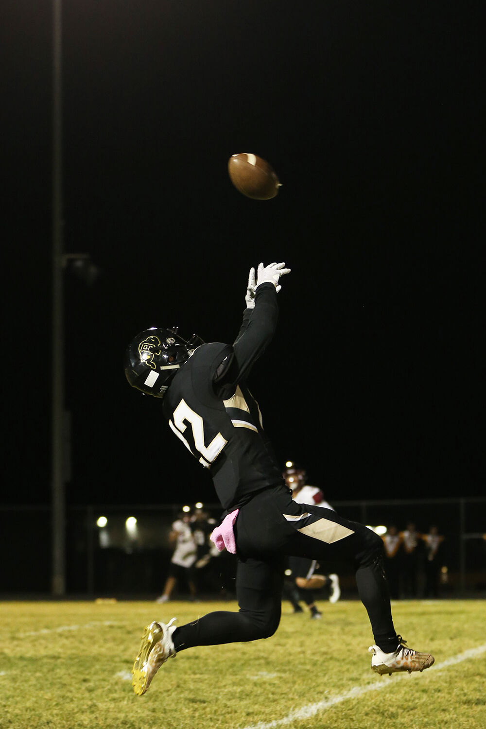 Blake Bell stretches backward in an attempt to catch a pass
